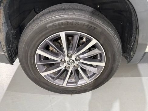 Used 2019 Toyota Highlander XLE FWD image 11