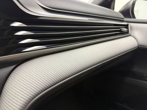 Used 2025 Toyota Camry SE w/ Convenience Package image 25