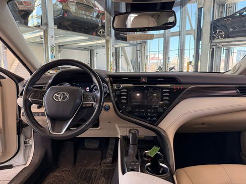 Used 2020 Toyota Camry XLE w/ Sunroof Package FWD image 13