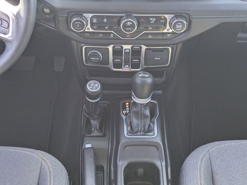 Used 2025 Jeep Wrangler Unlimited Sahara AWD/4WD image 19
