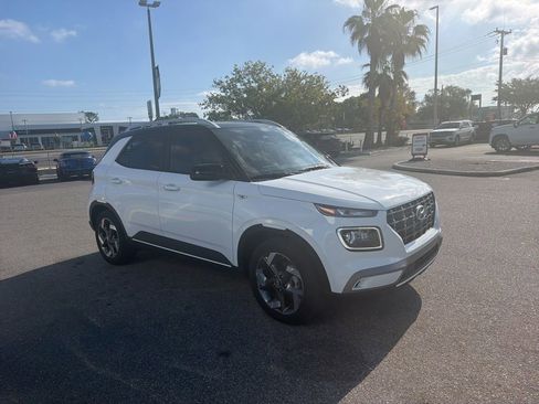 Used 2025 Hyundai Venue Limited FWD image 3