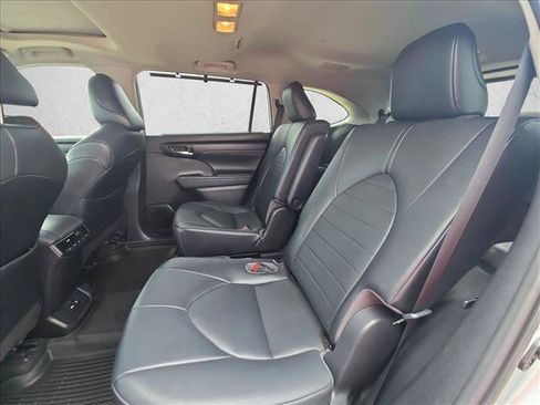 Used 2021 Toyota Highlander XLE FWD image 17