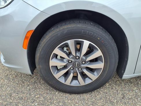 Used 2024 Chrysler Pacifica Select image 11