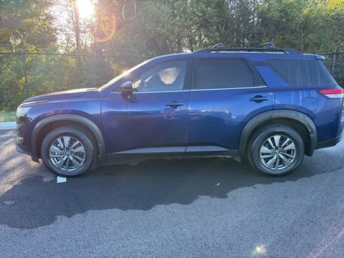 Used 2022 Nissan Pathfinder SV w/ SV Black Package image 2
