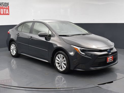 Used 2025 Toyota Corolla LE w/ LE Premium Package FWD image 6