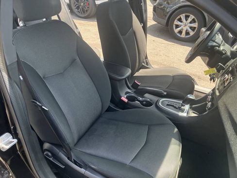 Used 2013 Dodge Avenger SE FWD image 31