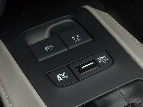Used 2021 Toyota Venza LE AWD/4WD image 36