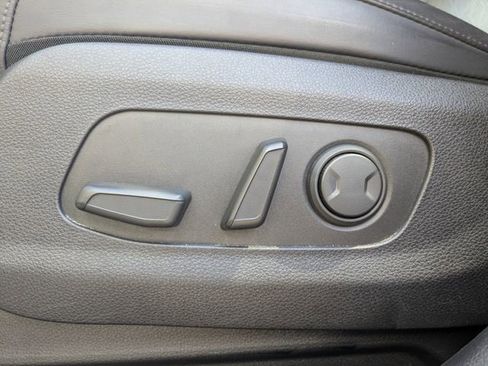 Used 2024 Kia Carnival LX FWD image 23