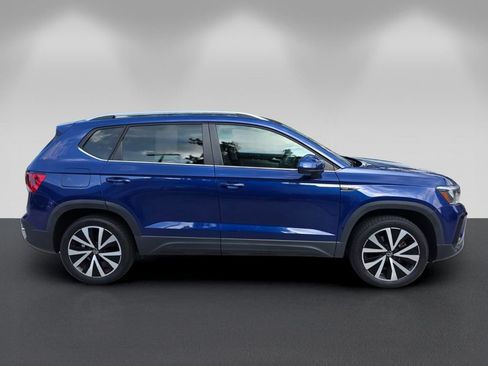 Used 2023 Volkswagen Taos SE FWD image 3