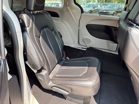 Used 2024 Chrysler Pacifica Touring-L FWD image 15