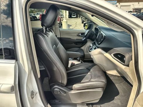 Used 2024 Chrysler Pacifica Limited FWD image 25