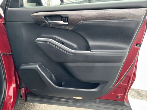 Used 2021 Toyota Highlander Platinum image 18