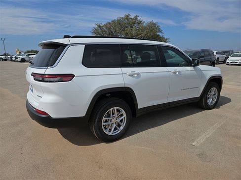 New 2025 Jeep Grand Cherokee L Laredo image 7