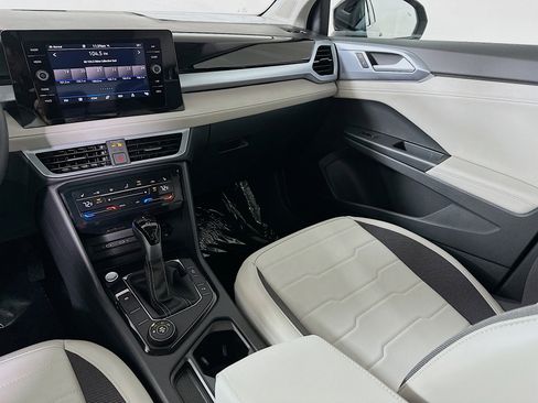 New 2025 Volkswagen Taos SE w/ Panoramic Sunroof Package image 22