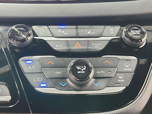 Used 2025 Chrysler Pacifica Select FWD image 36