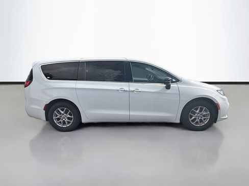 Used 2024 Chrysler Pacifica Touring-L FWD image 4