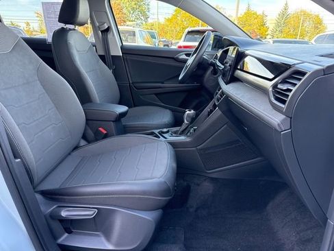 Certified 2025 Volkswagen Taos SE image 23