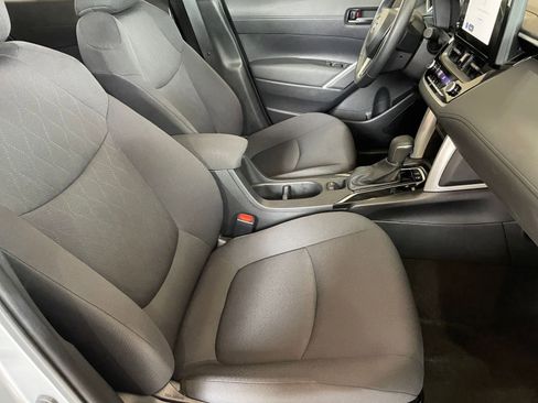 Used 2025 Toyota Corolla Cross LE image 34