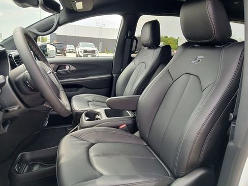 New 2026 Chrysler Pacifica Select w/ S Appearance Package FWD image 10