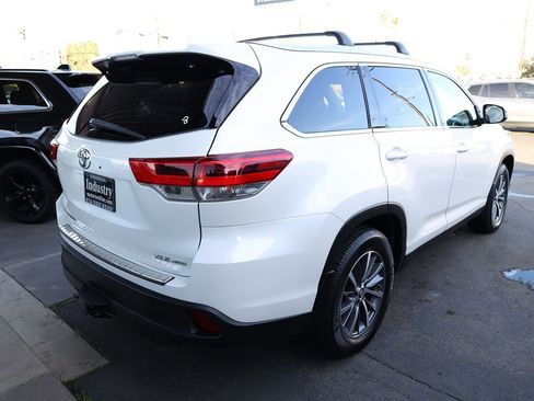 Used 2019 Toyota Highlander XLE image 4