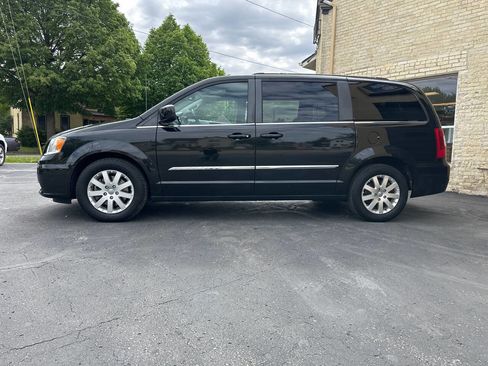Used 2015 Chrysler Town & Country Touring FWD image 2