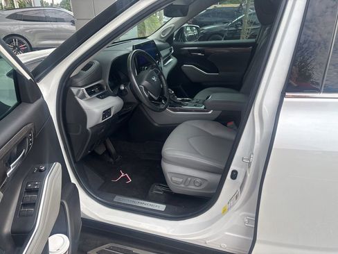 Used 2023 Toyota Highlander Limited image 4