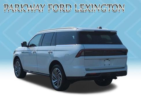 Used 2025 Lincoln Navigator Reserve AWD/4WD image 3