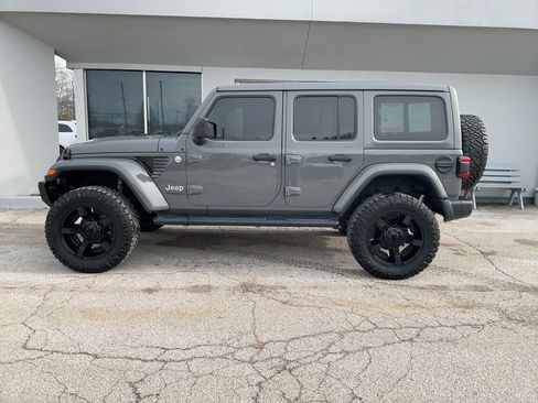 Used 2020 Jeep Wrangler Unlimited Sahara image 4
