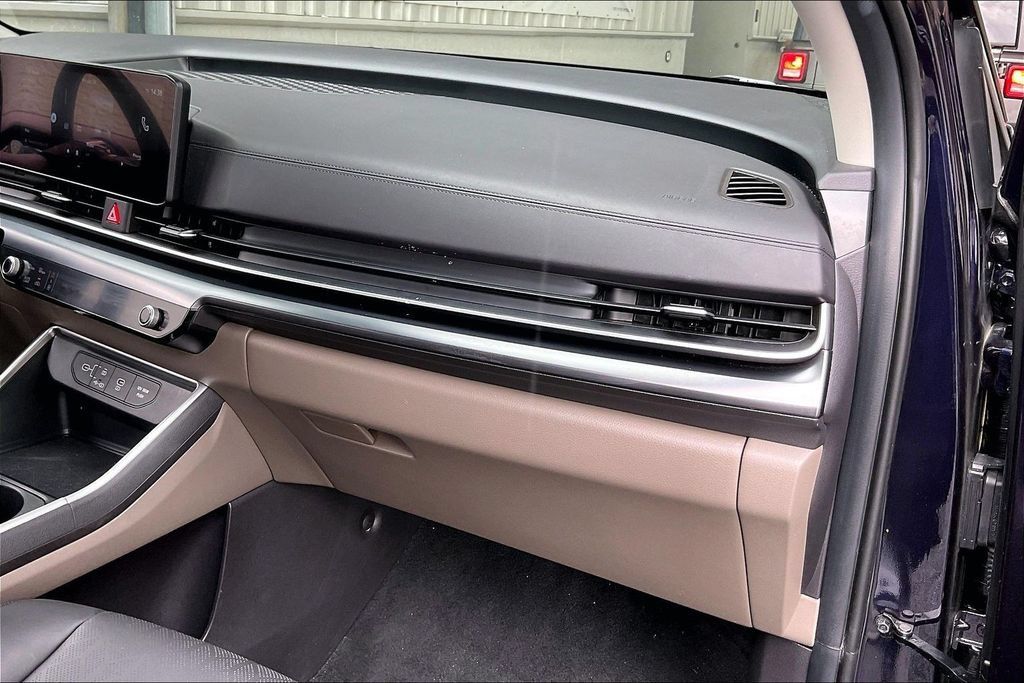 Used 2026 Kia Carnival FWD image 23