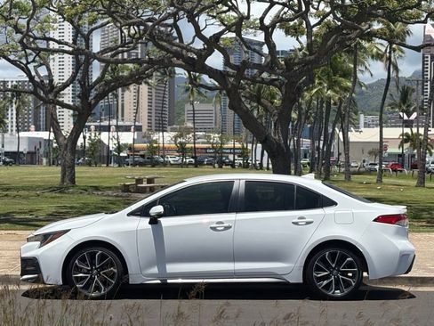 Used 2022 Toyota Corolla SE FWD image 2