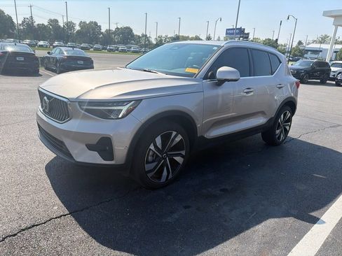 Used 2024 Volvo XC40 B5 Plus w/ Climate Package AWD/4WD image 2