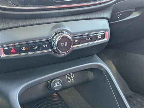 Used 2019 Volvo XC40 T5 Momentum image 14