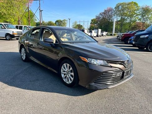 Used 2018 Toyota Camry LE w/ Convenience Package FWD image 4