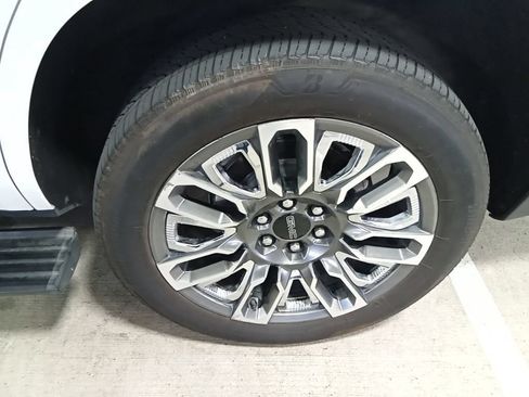 Used 2024 GMC Yukon Denali Ultimate AWD/4WD image 17