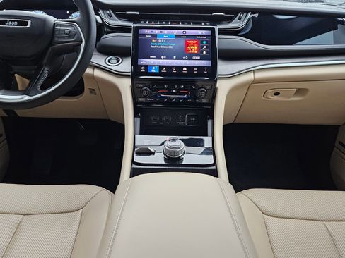 Used 2024 Jeep Grand Cherokee Limited w/ Luxury Tech Group II image 10