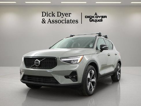 Certified 2025 Volvo XC40 B5 Plus AWD/4WD image 5