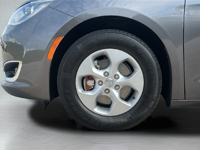 Used 2017 Chrysler Pacifica Touring-L Plus FWD image 5