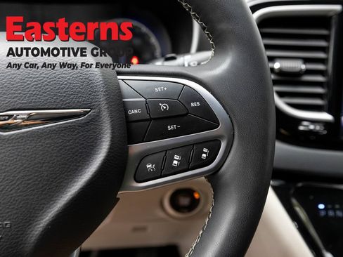 Used 2024 Chrysler Pacifica Touring-L FWD image 16