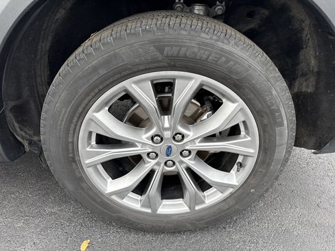 Used 2022 Ford Explorer XLT w/ Equipment Group 202A image 4