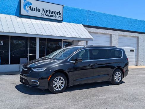 Used 2022 Chrysler Pacifica Touring-L w/ Uconnect Theater Family Group FWD image 1