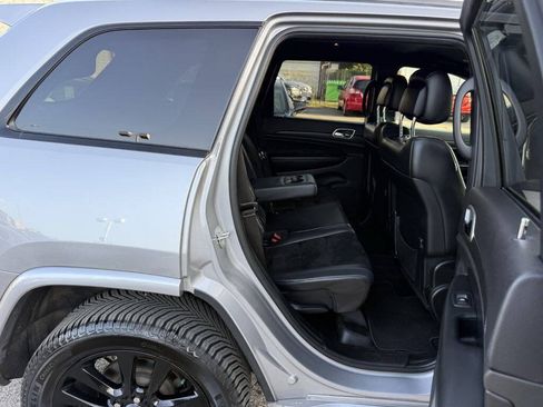 Used 2017 Jeep Grand Cherokee Altitude AWD/4WD image 13