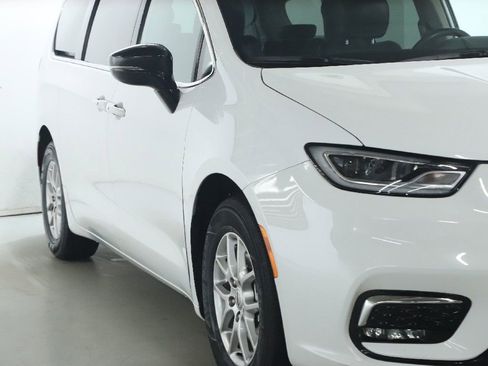 Used 2024 Chrysler Pacifica Touring-L FWD image 8