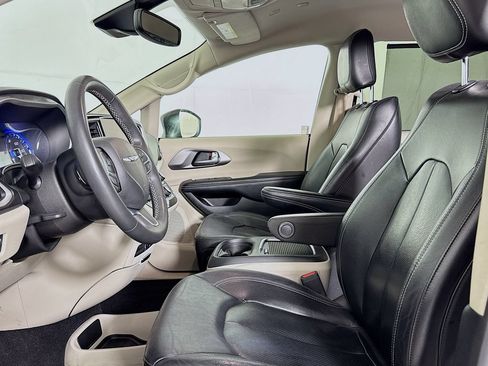 Used 2022 Chrysler Pacifica Touring-L FWD image 10