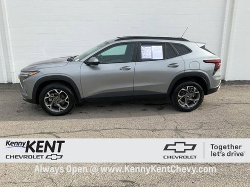 Certified 2025 Chevrolet Trax LT w/ LT Convenience Package image 27