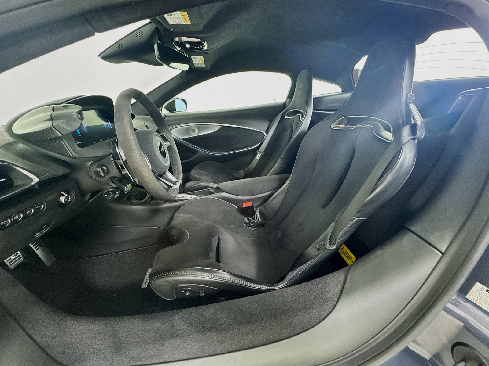 Used 2025 McLaren Artura RWD image 20