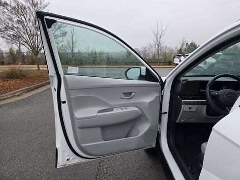 Used 2025 Hyundai Kona SEL image 18