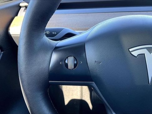 Used 2022 Tesla Model Y Long Range AWD/4WD image 18