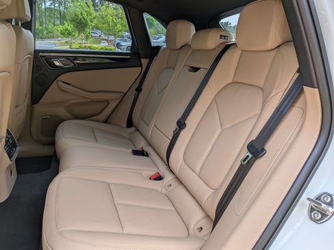 Certified 2025 Porsche Macan AWD/4WD image 25