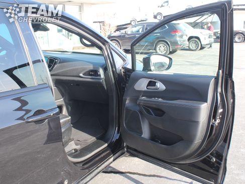 Used 2025 Chrysler Pacifica Limited image 29