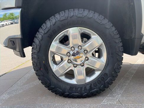 Used 2023 Chevrolet Silverado 2500 LTZ w/ LTZ Convenience Package AWD/4WD image 35